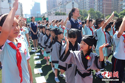 　　8月29日，長沙市岳麓區(qū)一小學(xué)舉行開學(xué)典禮，一年級新生們身著漢服，在老師的帶領(lǐng)和高年級同學(xué)的幫助下完成了“開筆禮”。校方希望以此方式教育學(xué)生從小要立志、做好人，學(xué)會感恩老師，勇于表達。劉著之 攝