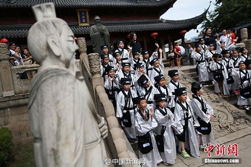 　　8月31日百余小學(xué)新生在南京夫子廟大成殿前“開筆破蒙”，通過向孔子像行禮、誦讀《論語》、學(xué)寫“人”字、朱砂開智、聆聽師長寄語等，宣告正式成為一名學(xué)生。