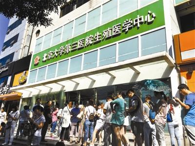 精子庫供不應(yīng)求 受捐家庭排隊一年