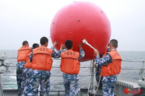 東海艦隊6艘戰(zhàn)艦開展實戰(zhàn)化訓練 主副炮開火4