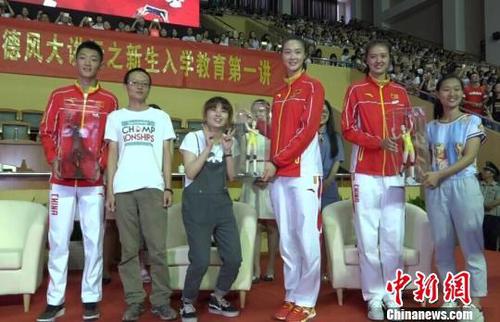 三位奧運(yùn)健將返回母校，令南京師范大學(xué)的同學(xué)們?nèi)珗?chǎng)失控，齊聲大喊偶像名字?！±铉?攝
