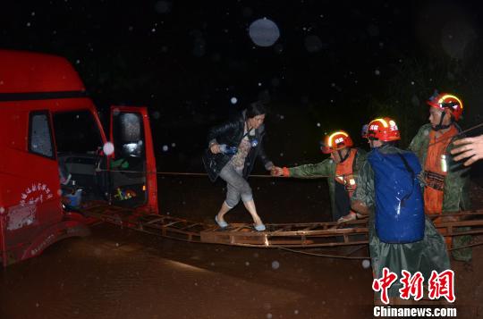 圖為消防泥石流中開(kāi)展救援?！」?攝