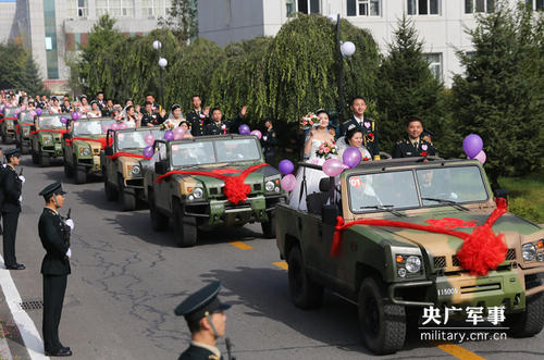 圖為婚禮車隊駛?cè)牖槎Y現(xiàn)場。陳浩  攝