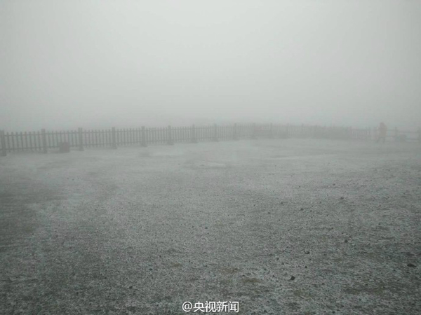 10月3日中午，長白山下起了今年入秋以來的第一場雪，預(yù)計(jì)今天下午還可能有一個(gè)降雪過程。 @央視新聞 圖