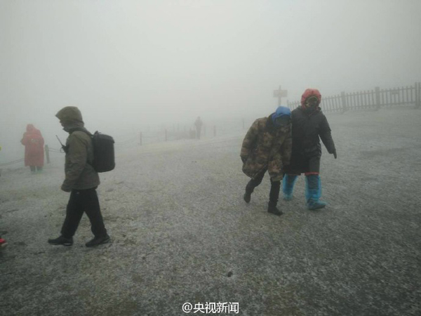 長白山下起今年入秋以來第一場雪，目前景區(qū)主峰臨時(shí)關(guān)閉