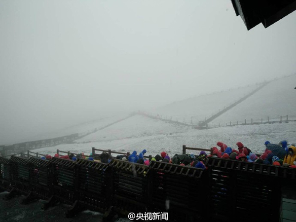 長(zhǎng)白山下起今年入秋以來(lái)第一場(chǎng)雪，目前景區(qū)主峰臨時(shí)關(guān)閉