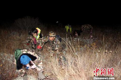 邊防官兵帶領(lǐng)游客走出山崖?！∈瘯岳ぁz