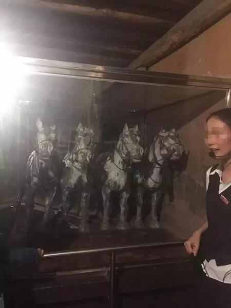 世界八大奇跡館展品：兵馬俑銅車馬（旁邊這位工作人員是真人?。? longdesc=