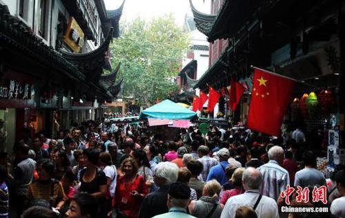 資料圖：10月3日，上海各景點(diǎn)迎來(lái)大客流，城隍廟游人如織，秩序井然。 <a target='_blank' href='http://www.chinanews.com/'>中新社</a>記者 湯彥俊 攝