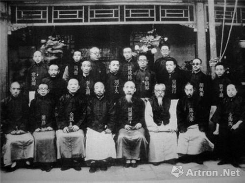 　　附圖13、中國(guó)畫學(xué)研究會(huì)部分成員合影，周肇祥（前排左五）、金城（前排左三）、蕭謙中（前排左二）、劉子久（中排左三）、吳鏡?。ㄖ信庞胰?、管平湖（中排右一）、胡佩衡（中排右二）、馬晉（后排左二）