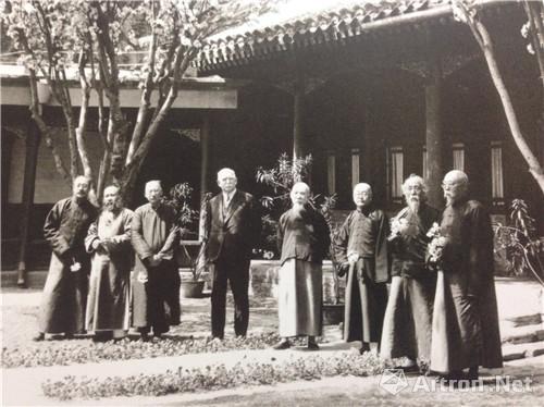 　　附圖14、1938年，周肇祥（右三）與張大千（左二）等名流在北平故宮合影（左起：于非闇、張大千、黃賓虹、福開森、錢桐、周肇祥、徐世昌、江朝宗）