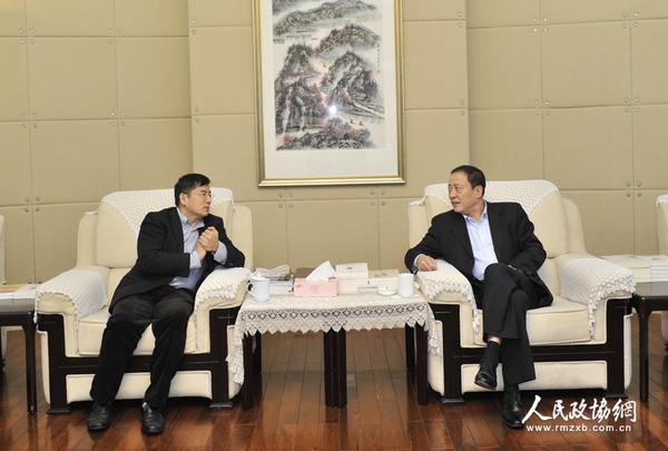 北京市東城區(qū)政協(xié)主席邵鵬（右）與人民政協(xié)報(bào)社黨組書(shū)記、總編輯周北川