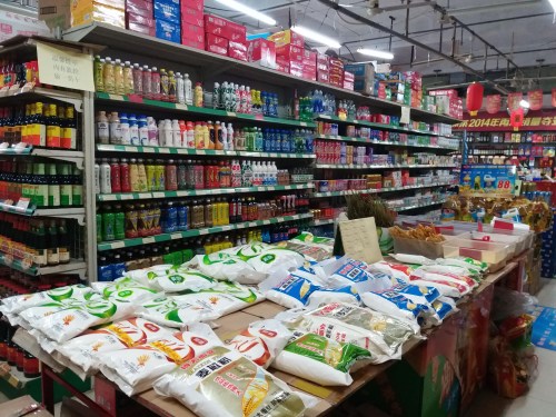 16日21時，三亞第三農(nóng)貿(mào)市場文通超市生活必需品充足。林詩婷攝