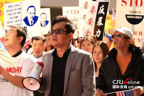 費(fèi)城民眾游行抗議YG煽動(dòng)搶劫華裔的暴力文化 （陳彩秋供圖）