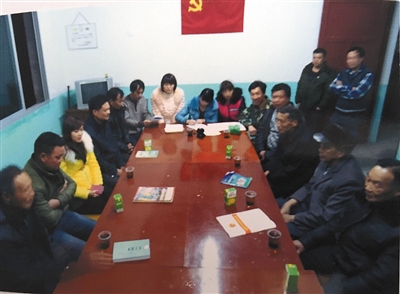 莊里村兩委開會時的照片，圖中穿迷彩服者是周炳耀。這是他為數(shù)不多的工作照之一。