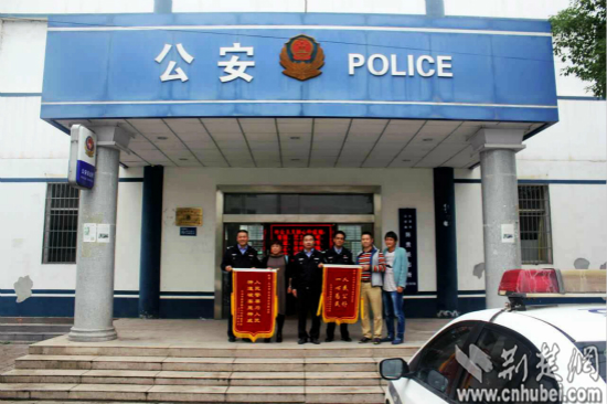 　　從左至右依次為陳貴派出所教導(dǎo)員李德林，陳貴鎮(zhèn)南山村村支書方細(xì)嬌，陳貴所刑事中隊(duì)長柯亮，副所長曹高華，小吳及其好友 通訊員 盧雯 攝