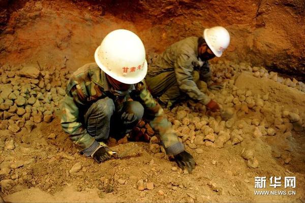 考古人員在亥母寺洞窟遺址內(nèi)進(jìn)行發(fā)掘（10月15日攝）。新華社記者 連振祥 攝