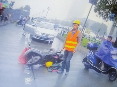 司機(jī)違章拒檢推倒電動車、掰斷交警手指（圖）