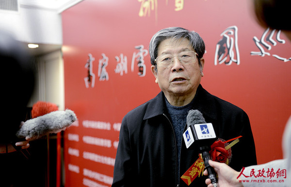 0008A冰雪山水畫創(chuàng)始人、著名畫家于志學(xué)出席徒弟高宏畫展開幕式，并接受媒體采訪_副本