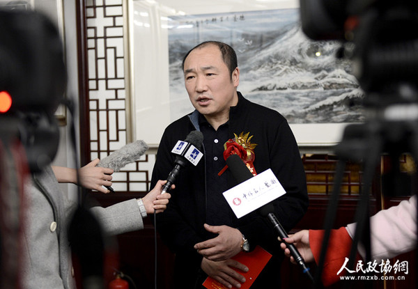 0007A高宏冰雪畫展在京開幕，全國政協(xié)委員、中國國家畫院常務(wù)副院長盧禹舜在現(xiàn)場接受采訪時，對北方冰雪畫給予高度評價._副本
