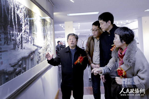 0001A冰雪山水畫創(chuàng)始人、著名畫家于志學(xué)在學(xué)生高宏的畫展上和嘉賓交流冰雪畫創(chuàng)作技巧_副本