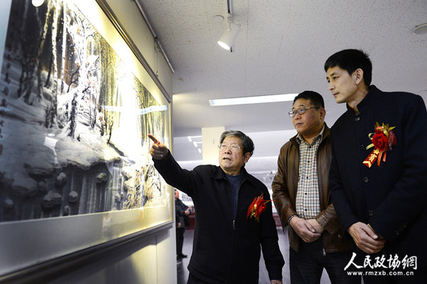 00010A0001A冰雪山水畫創(chuàng)始人、著名畫家于志學(xué)在學(xué)生高宏的畫展上和嘉賓交流冰雪畫創(chuàng)作技巧_副本