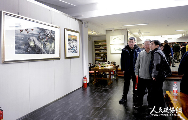 0004A高宏冰雪畫全國巡回展在京開幕，嘉賓觀賞冰雪畫作品._副本