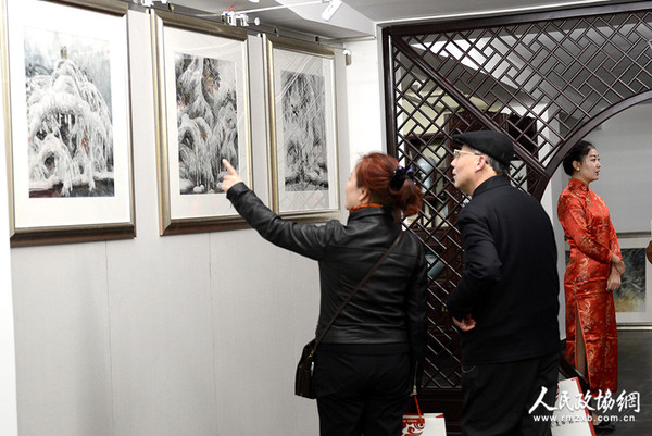 0009A高宏冰雪畫全國巡回展在京開幕，嘉賓觀賞冰雪畫作品_副本