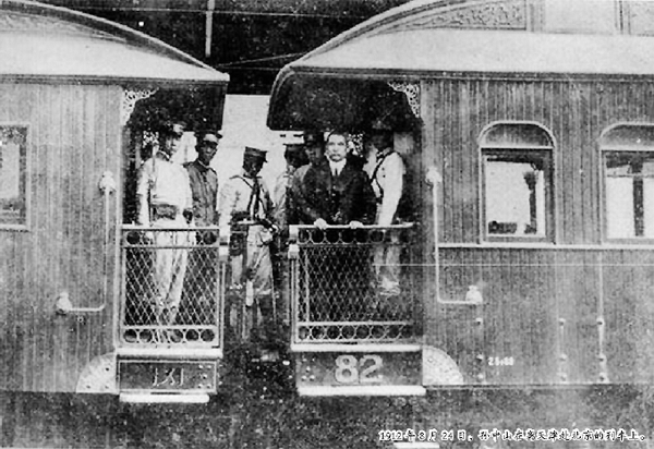 1912年8月24日，孫中山在離天津赴北京的列車上。