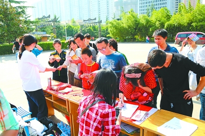 北大文物愛好者協(xié)會和寶雞民俗博物館共同舉辦“走近文物 閱美中華”文博知識普及展。
