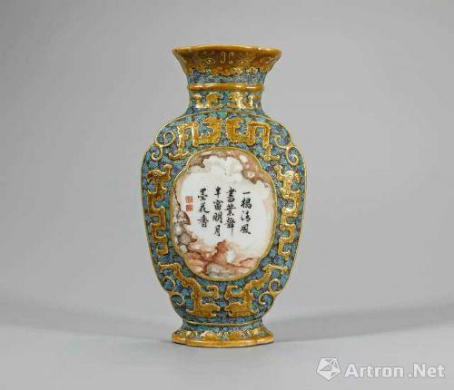 圖4 清乾隆 唐英制仿古銅青綠浮雕 夔龍開(kāi)光石紋釉詩(shī)文壁瓶 中貿(mào)圣佳秋拍拍品 估價(jià)：160萬(wàn)元至200萬(wàn)元