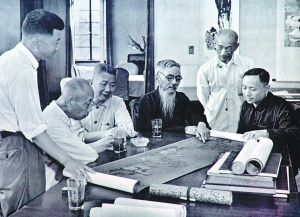 1962年豐子愷、賀天健、林風(fēng)眠、張充仁、顏文樑、張樂平觀摩交流畫作