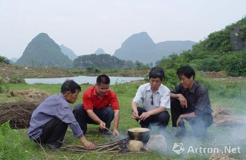 圖為中國社會科學(xué)院考古研究所考古專家在進行“雙料混煉”考古實驗?！铌悺z