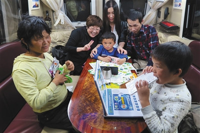 浙江張老板開來了一輛奔馳房車，范小勤和張老板的家人玩鬧。