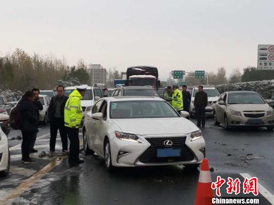 圖為高速交警對車輛進行疏導(dǎo)。　西安交警高速大隊供圖 攝