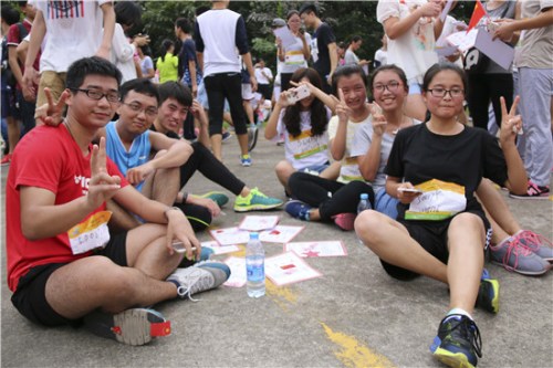  10月23日，福建師范大學(xué)，“迷馬”選手挑戰(zhàn)后在休息處合影留念，他們臉上露出挑戰(zhàn)成功的喜悅。蘇澤汗／攝