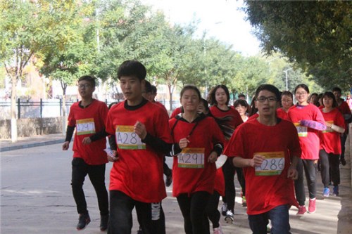  10月23日，河北民族師范學(xué)院，學(xué)院PK“迷馬”挑戰(zhàn)中，身著院服的同學(xué)們，隊(duì)形緊湊，每個(gè)人都努力奔跑。 李辰陽／攝