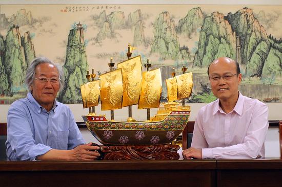 雙國(guó)禮《友誼之船》由北京工美集團(tuán)總工藝師郭鳴、中國(guó)工藝美術(shù)大師霍鐵輝聯(lián)袂創(chuàng)作
