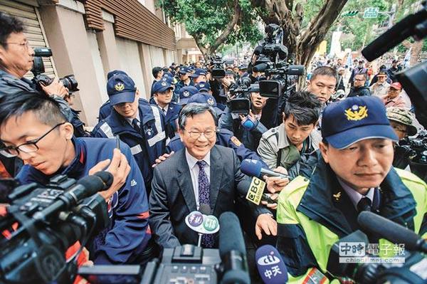 蔡當局三層警力隔絕抗議民眾 遭酸：是要政變了嗎？
