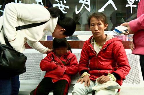 男嬰在母親懷里被搶走 警方7小時(shí)抓獲嫌犯