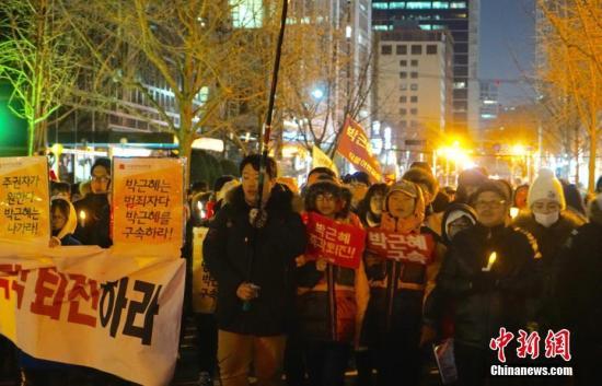 當地時間12月10日，韓國民眾舉行“親信干政”事件后第七輪大規(guī)模集會。雖然前一日韓國國會通過總統(tǒng)彈劾案，樸槿惠已被暫?？偨y(tǒng)職權，但示威民眾仍高喊口號，要求樸槿惠立即下臺。當日也有“親樸派”市民團體舉行游行，反對彈劾案，稱“彈劾無效”。中新社記者 吳旭 攝