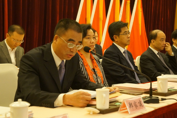 民進(jìn)福建省委專職副主委鄭家建（左一）講話。（記者 照寧攝）3