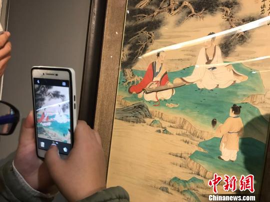 “向大師致敬——中國藝術(shù)大師精品展”10日在山西省太原美術(shù)館開展，僅三天的展覽時間吸引了眾多民眾圍觀。展覽匯集了齊白石、黃賓虹、徐悲鴻、張大千、傅抱石、劉海粟等中國二十世紀杰出藝術(shù)大師的真跡，這在中國美術(shù)展覽史上并不多見?！『　z