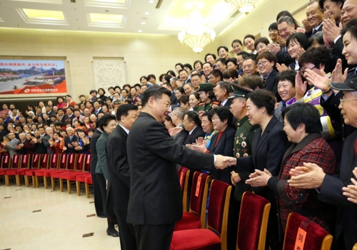 習(xí)近平劉云山等會(huì)見第一屆全國(guó)文明家庭代表