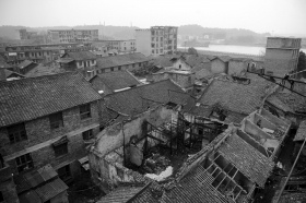 被燒毀的譚家垸子。10月12日，一場(chǎng)大火燒毀了這座始建于民國(guó)時(shí)期的民居。圖/記者楊旭