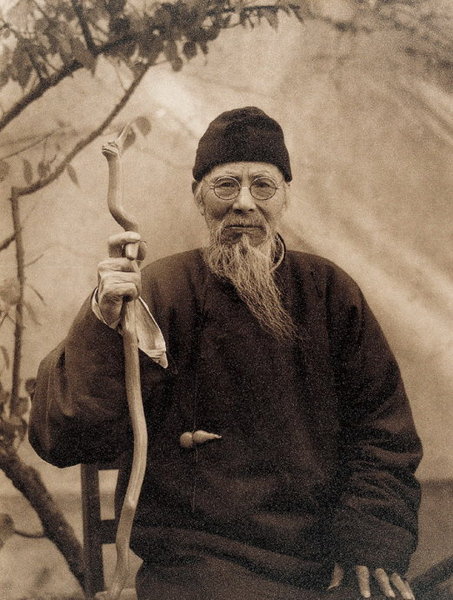 近現(xiàn)代中國繪畫大師齊白石 （1864年1月1日─1957年9月16日）曾任中央美術(shù)學(xué)院名譽(yù)教授、中國美術(shù)家協(xié)會主席等職