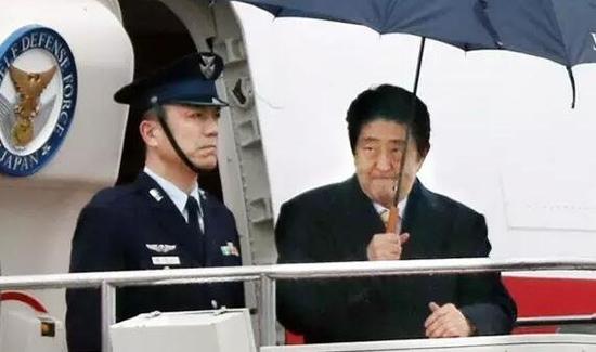日本首相安倍晉三15日上午抵達山口宇部機場，準備下午與普京會談。