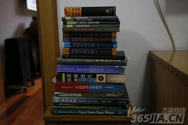 為了能夠清楚的掌握自己收藏的錢幣的來源、真假，老人還買了很多關(guān)于研究錢幣的資料。