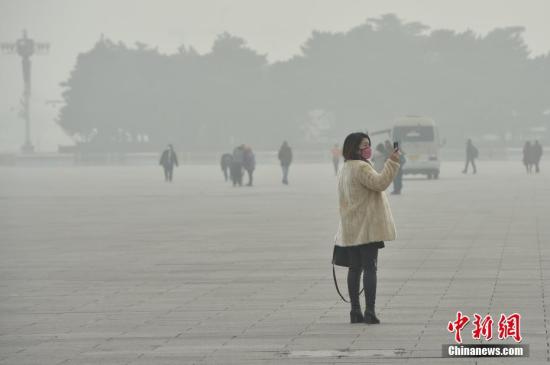 資料圖：12月20日，北京大霧、霾預(yù)警雙發(fā)，局地能見度不足50米。<a target='_blank' href='http://www.chinanews.com/' >中新網(wǎng)</a>記者 金碩 攝