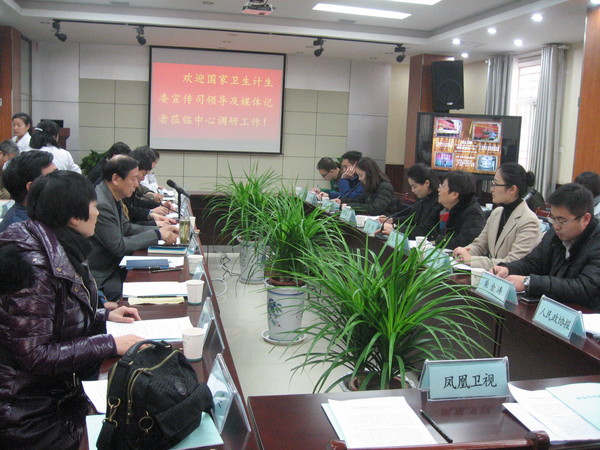 八、調(diào)研結(jié)束，陜西省和西安市衛(wèi)生計(jì)生委的有關(guān)領(lǐng)導(dǎo)接受央媒記者采訪。人民政協(xié)網(wǎng)記者  張春莉